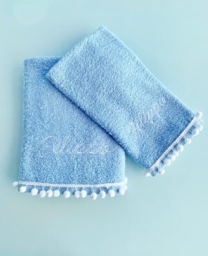 Set Asciugamani Personalizzati Spugna Celeste e PonPon Bianco