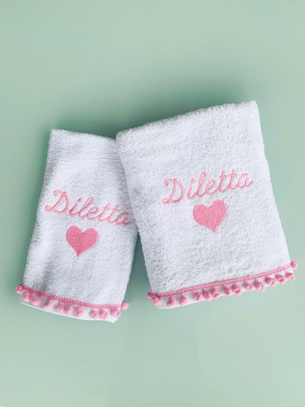Set 2 Asciugamani Personalizzati Per La Festa Dei Nonni - 100% Cotone Made In Italy, Ricamati Con Nome E Dedica, Viso 65x100 + Ospite 45x60