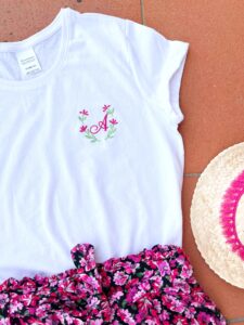 T-SHIRT INIZIALE RICAMATA
