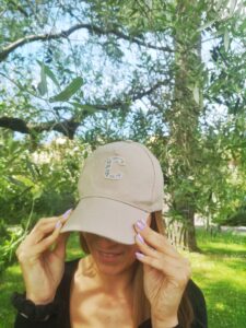cappello con visiera ricamata iniziale glitter