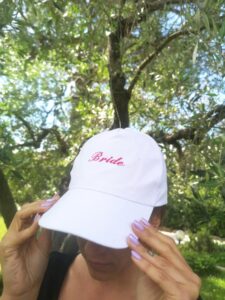 cappello con visiera frase ricamata