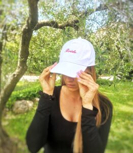 cappello con visiera frase ricamata