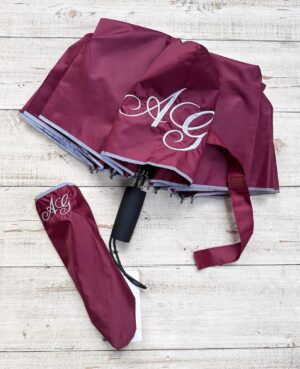 ombrello personalizzato con iniziali ricamate