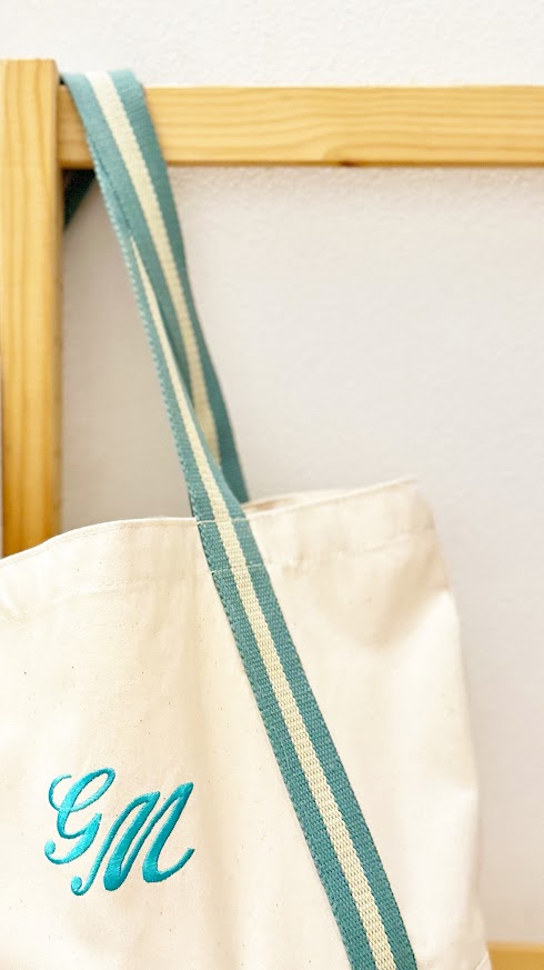 borsa mare con iniziali corsivo ricamate